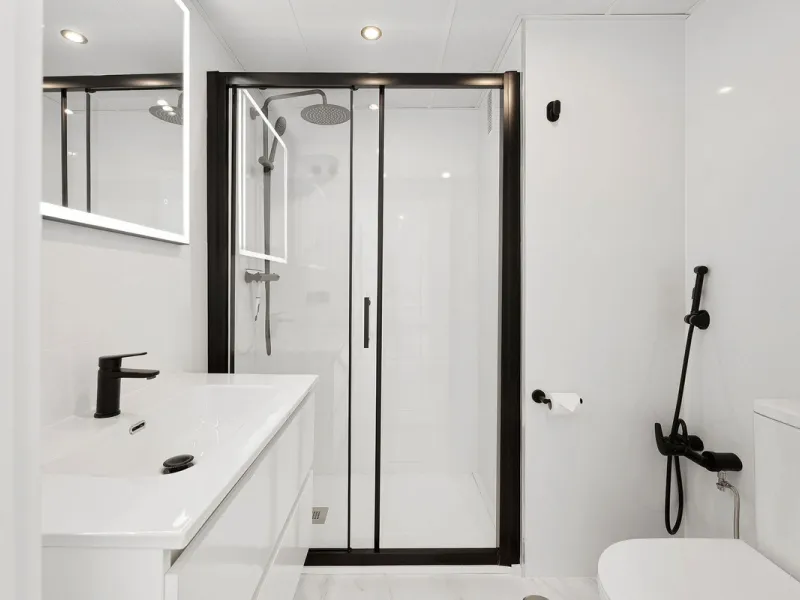 Welcome to this bright and renovated 3 bedroom apartment in Calahonda with beautiful views!