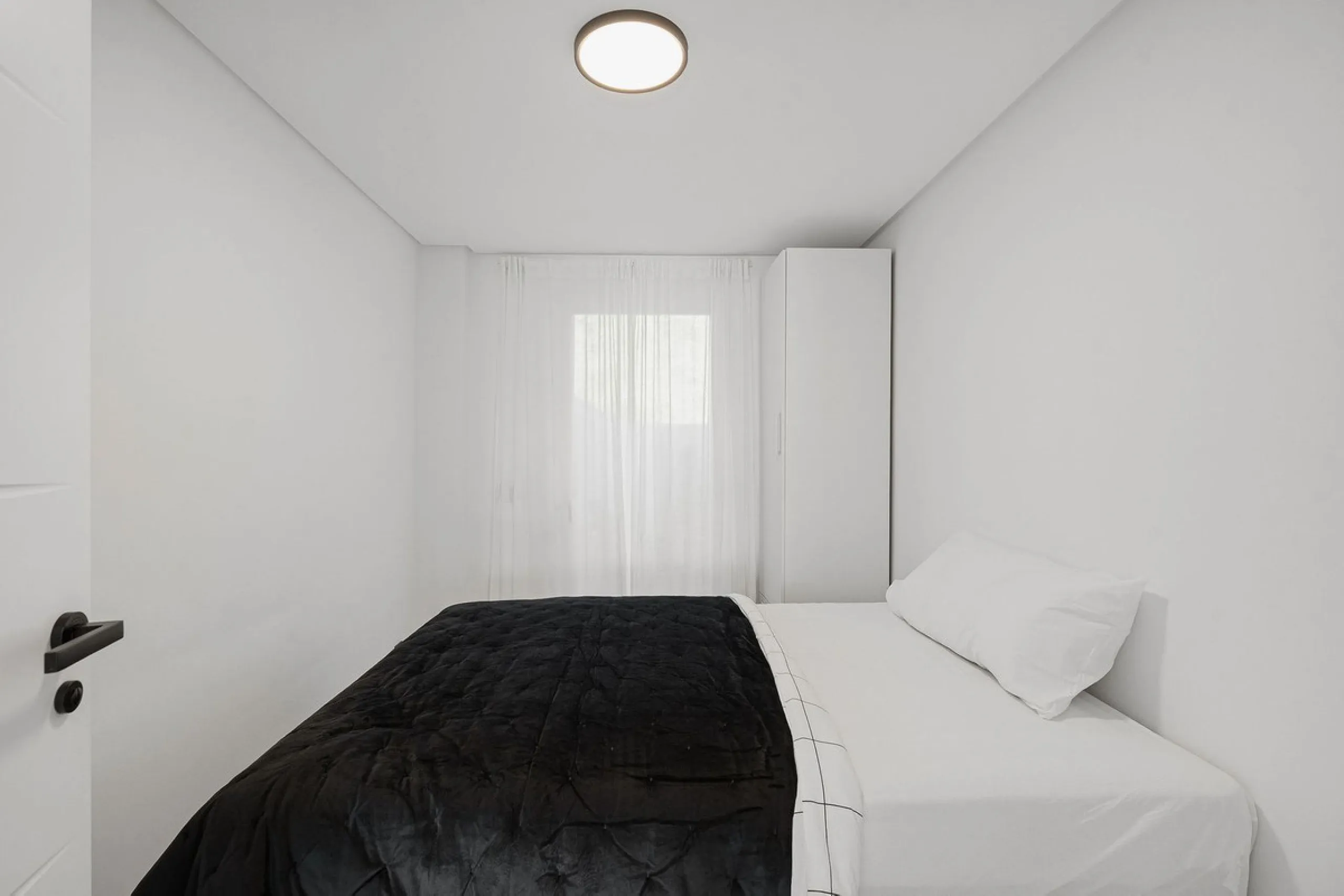 Welcome to this bright and renovated 3 bedroom apartment in Calahonda with beautiful views!