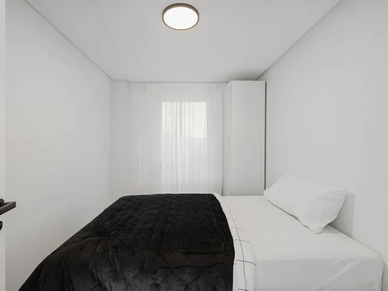 Welcome to this bright and renovated 3 bedroom apartment in Calahonda with beautiful views!
