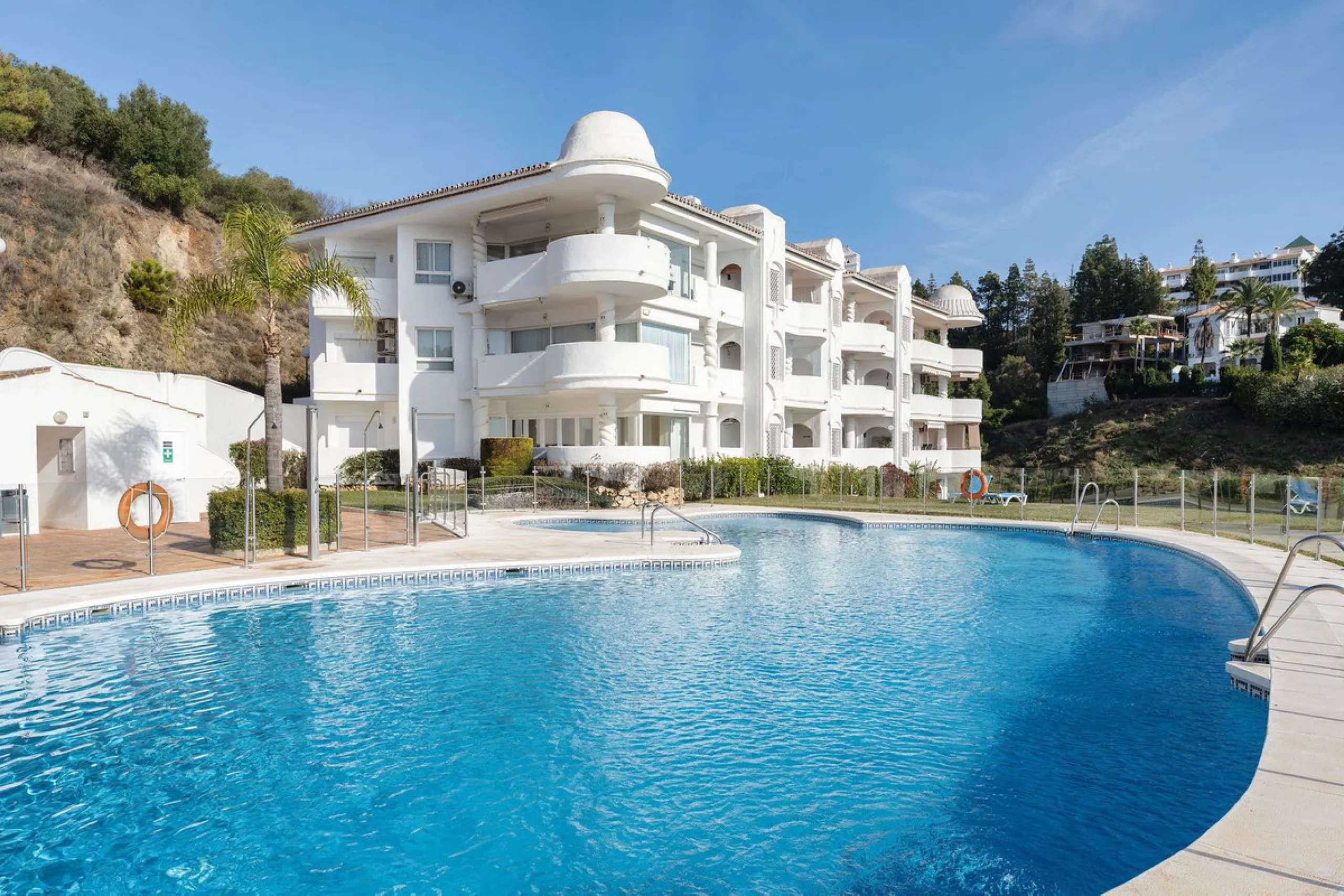 Welcome to this bright and renovated 3 bedroom apartment in Calahonda with beautiful views!