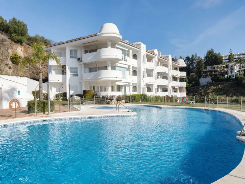 Welcome to this bright and renovated 3 bedroom apartment in Calahonda with beautiful views!