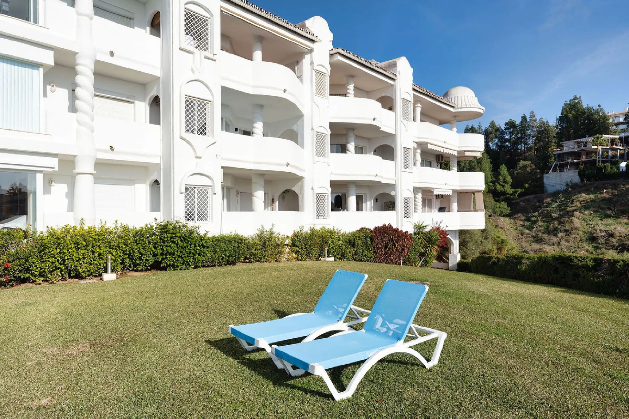 Welcome to this bright and renovated 3 bedroom apartment in Calahonda with beautiful views!