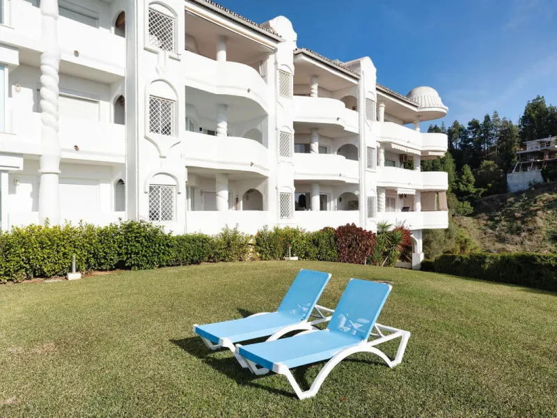 Welcome to this bright and renovated 3 bedroom apartment in Calahonda with beautiful views!