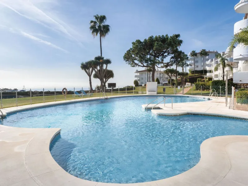 Welcome to this bright and renovated 3 bedroom apartment in Calahonda with beautiful views!