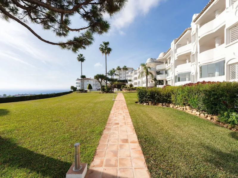 Welcome to this bright and renovated 3 bedroom apartment in Calahonda with beautiful views!
