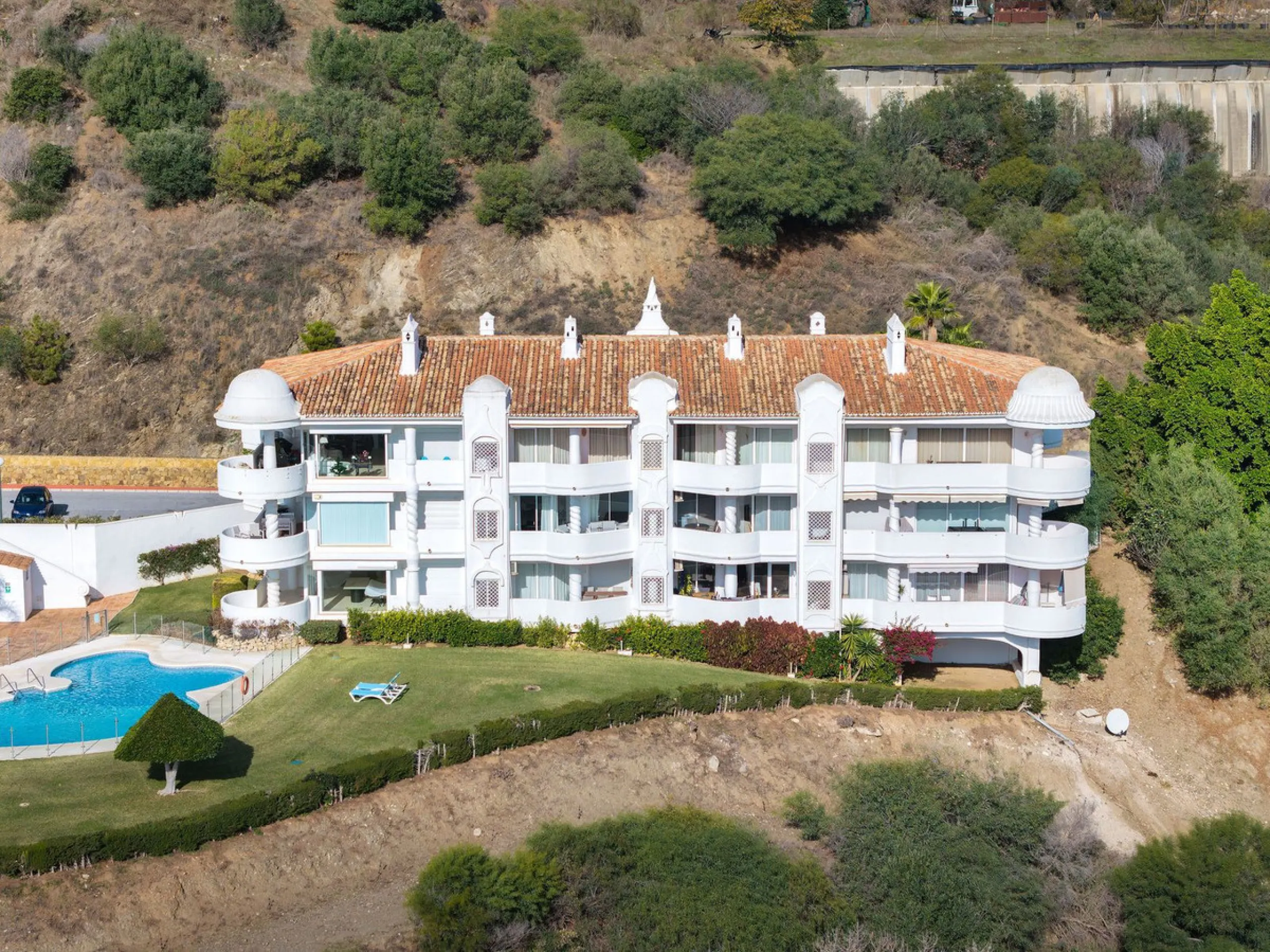 Welcome to this bright and renovated 3 bedroom apartment in Calahonda with beautiful views!