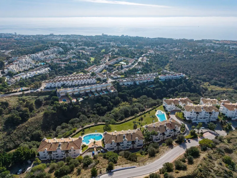 Welcome to this bright and renovated 3 bedroom apartment in Calahonda with beautiful views!