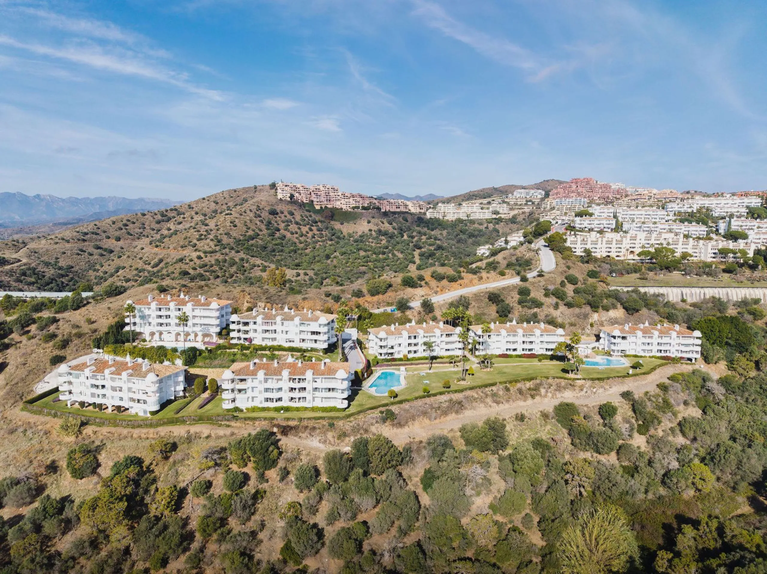 Welcome to this bright and renovated 3 bedroom apartment in Calahonda with beautiful views!