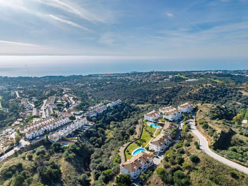 Welcome to this bright and renovated 3 bedroom apartment in Calahonda with beautiful views!