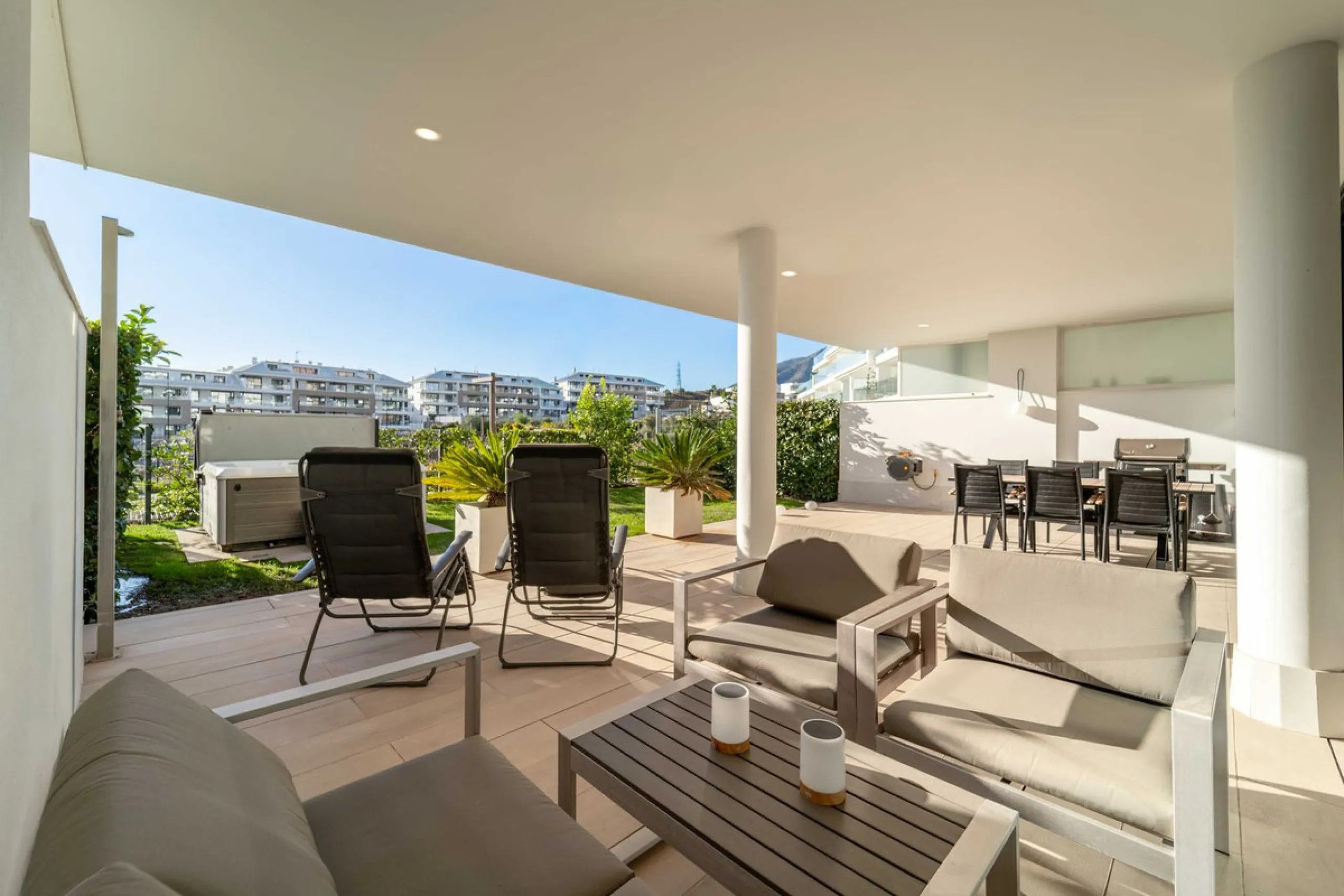 Step into a new standard of modern living in Higuerón, where design, technology and Mediterranean comfort come together in a beautifully finished apartment that feels both refined and effortlessly welcoming. Recently completed and ready to move into, this
