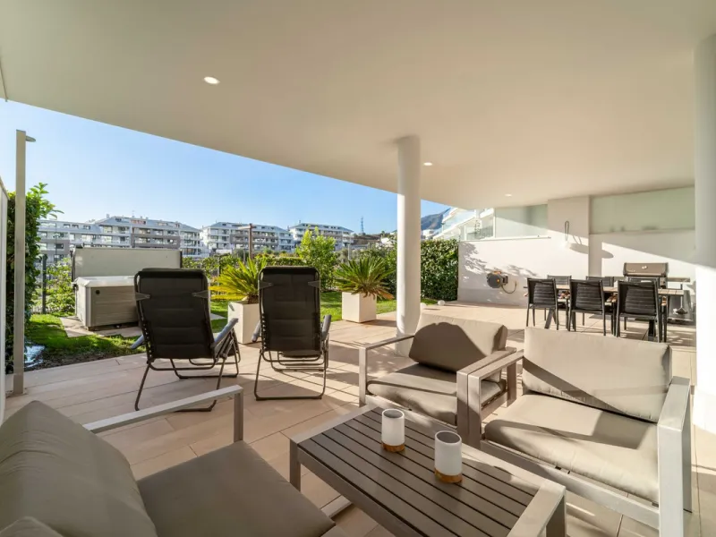 Step into a new standard of modern living in Higuerón, where design, technology and Mediterranean comfort come together in a beautifully finished apartment that feels both refined and effortlessly welcoming. Recently completed and ready to move into, this