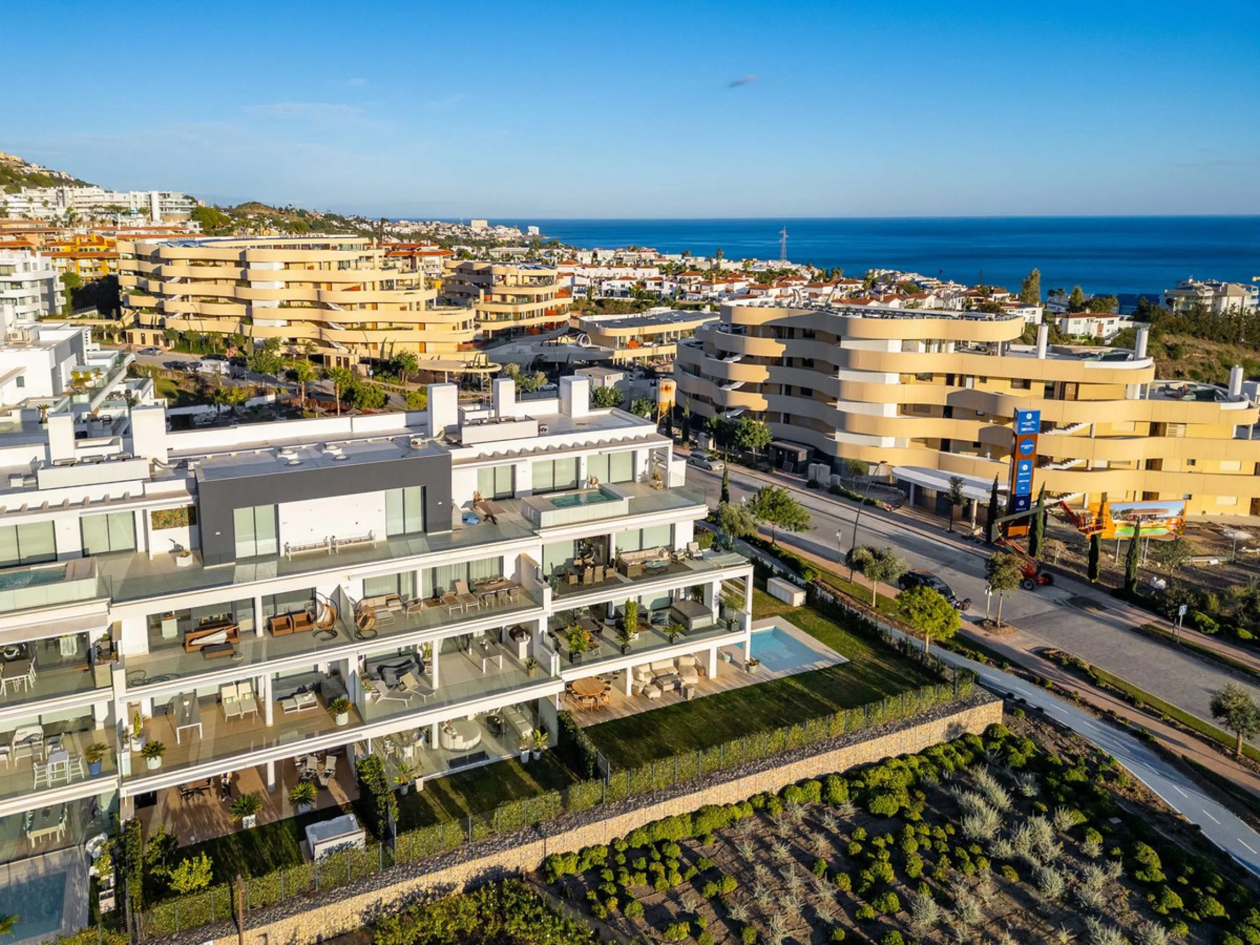 Step into a new standard of modern living in Higuerón, where design, technology and Mediterranean comfort come together in a beautifully finished apartment that feels both refined and effortlessly welcoming. Recently completed and ready to move into, this