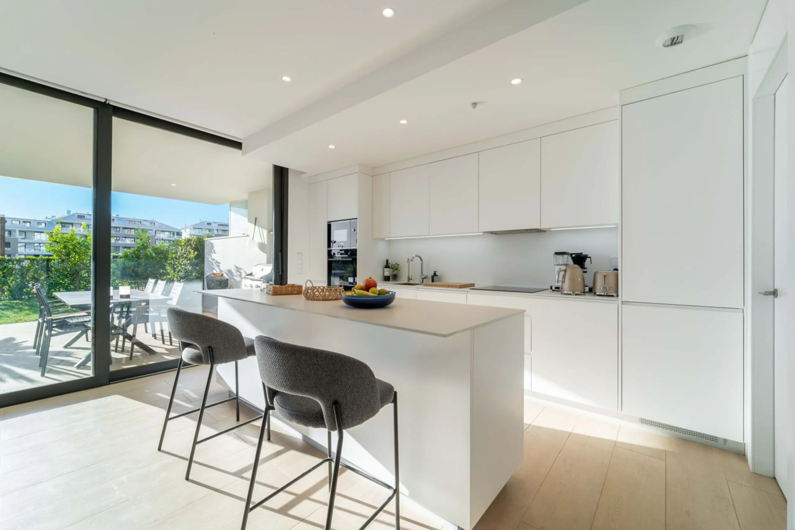 Step into a new standard of modern living in Higuerón, where design, technology and Mediterranean comfort come together in a beautifully finished apartment that feels both refined and effortlessly welcoming. Recently completed and ready to move into, this