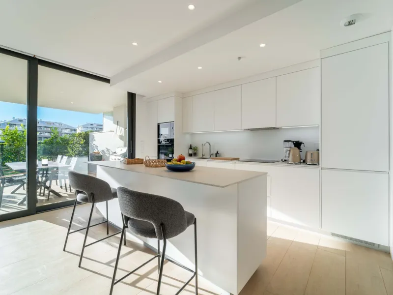 Step into a new standard of modern living in Higuerón, where design, technology and Mediterranean comfort come together in a beautifully finished apartment that feels both refined and effortlessly welcoming. Recently completed and ready to move into, this