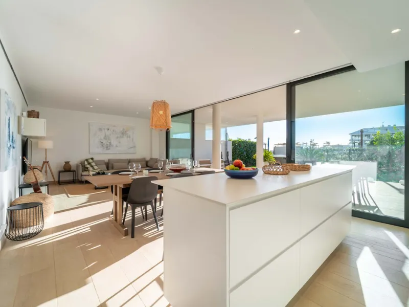 Step into a new standard of modern living in Higuerón, where design, technology and Mediterranean comfort come together in a beautifully finished apartment that feels both refined and effortlessly welcoming. Recently completed and ready to move into, this