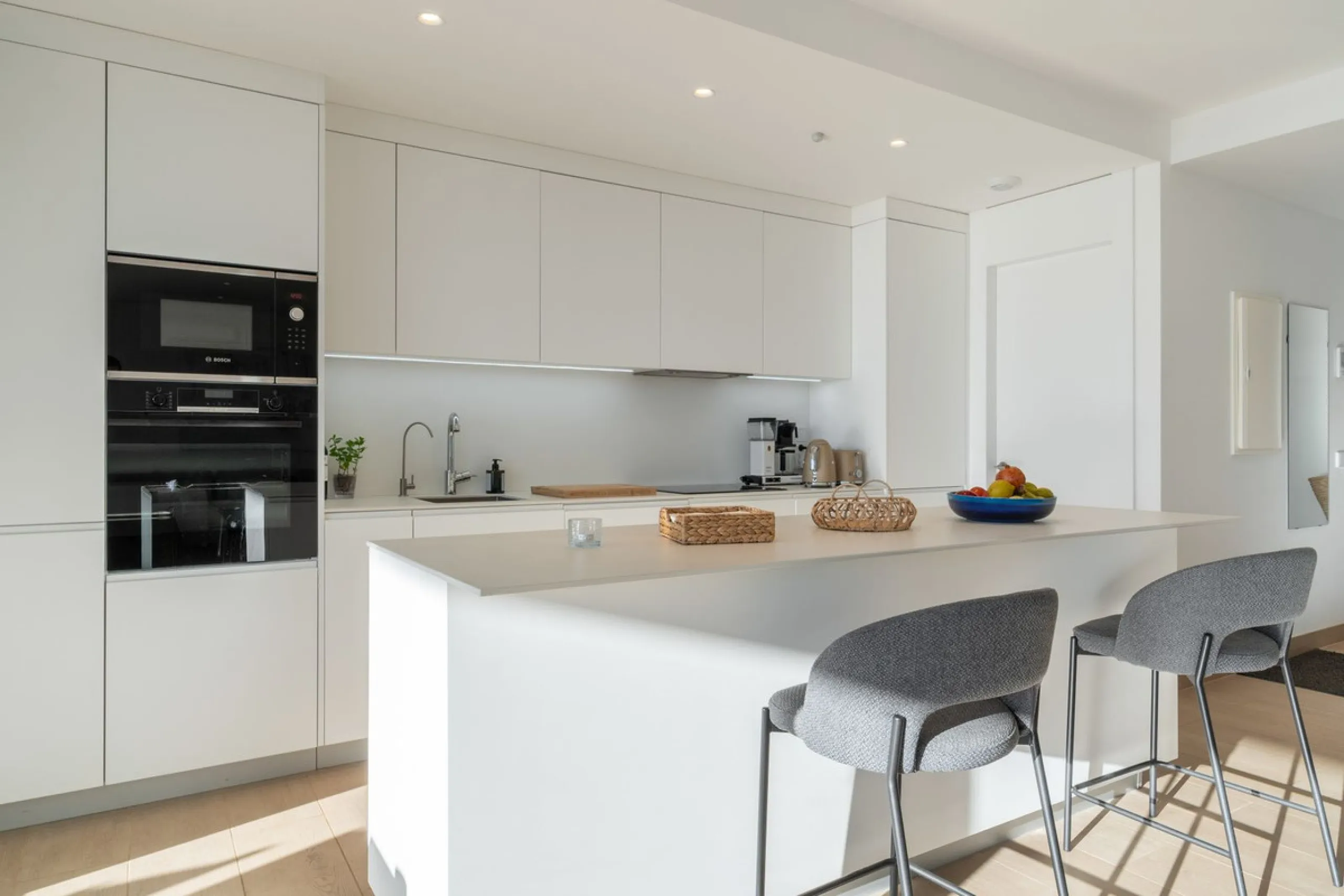 Step into a new standard of modern living in Higuerón, where design, technology and Mediterranean comfort come together in a beautifully finished apartment that feels both refined and effortlessly welcoming. Recently completed and ready to move into, this