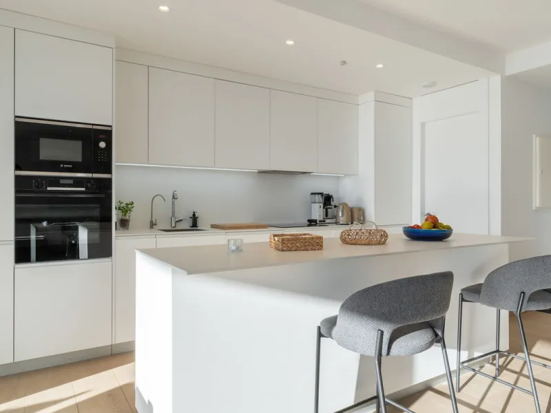 Step into a new standard of modern living in Higuerón, where design, technology and Mediterranean comfort come together in a beautifully finished apartment that feels both refined and effortlessly welcoming. Recently completed and ready to move into, this