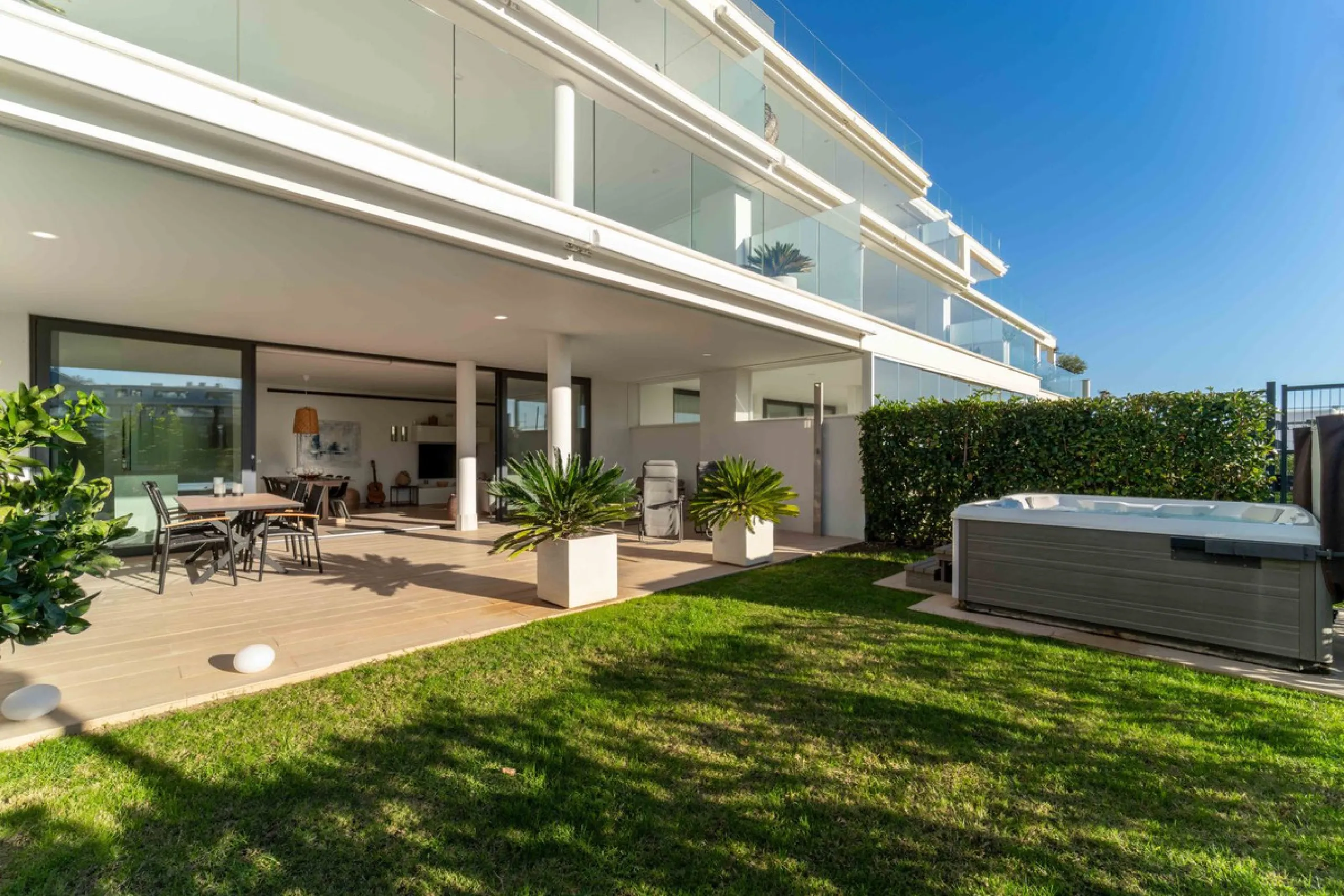 Step into a new standard of modern living in Higuerón, where design, technology and Mediterranean comfort come together in a beautifully finished apartment that feels both refined and effortlessly welcoming. Recently completed and ready to move into, this