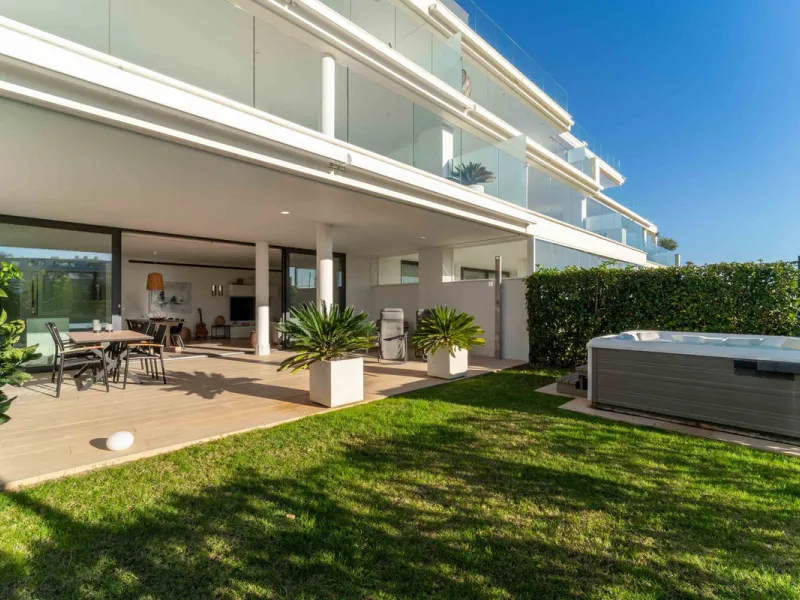 Step into a new standard of modern living in Higuerón, where design, technology and Mediterranean comfort come together in a beautifully finished apartment that feels both refined and effortlessly welcoming. Recently completed and ready to move into, this