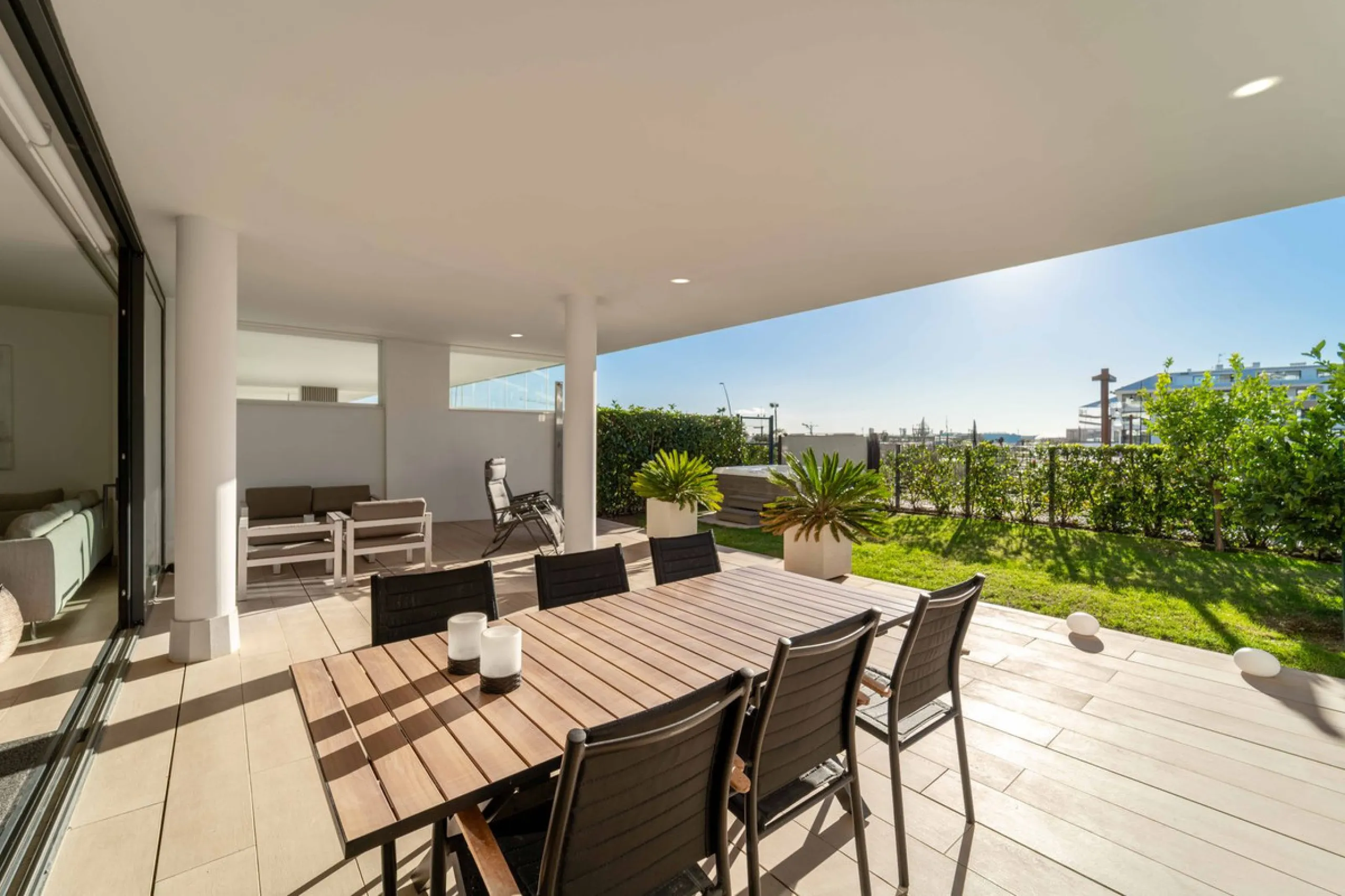 Step into a new standard of modern living in Higuerón, where design, technology and Mediterranean comfort come together in a beautifully finished apartment that feels both refined and effortlessly welcoming. Recently completed and ready to move into, this