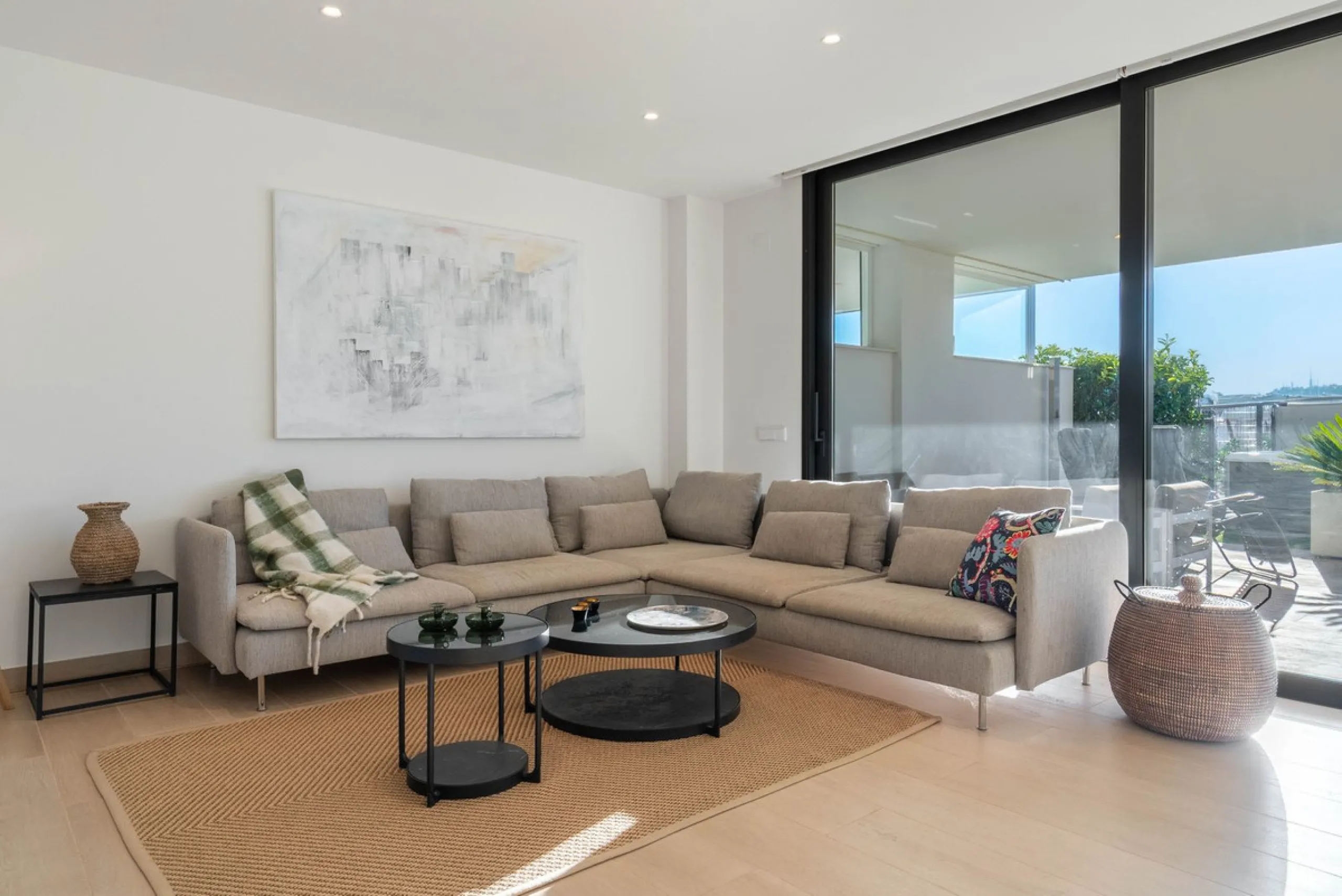 Step into a new standard of modern living in Higuerón, where design, technology and Mediterranean comfort come together in a beautifully finished apartment that feels both refined and effortlessly welcoming. Recently completed and ready to move into, this