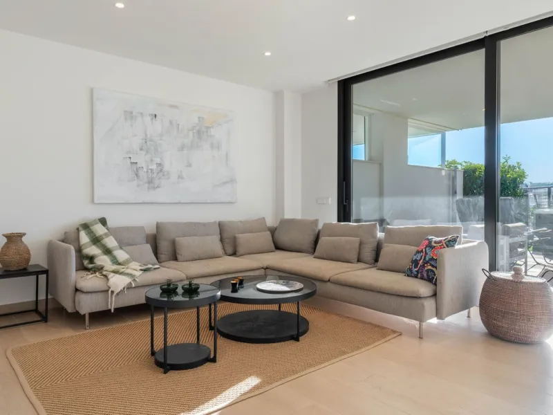 Step into a new standard of modern living in Higuerón, where design, technology and Mediterranean comfort come together in a beautifully finished apartment that feels both refined and effortlessly welcoming. Recently completed and ready to move into, this