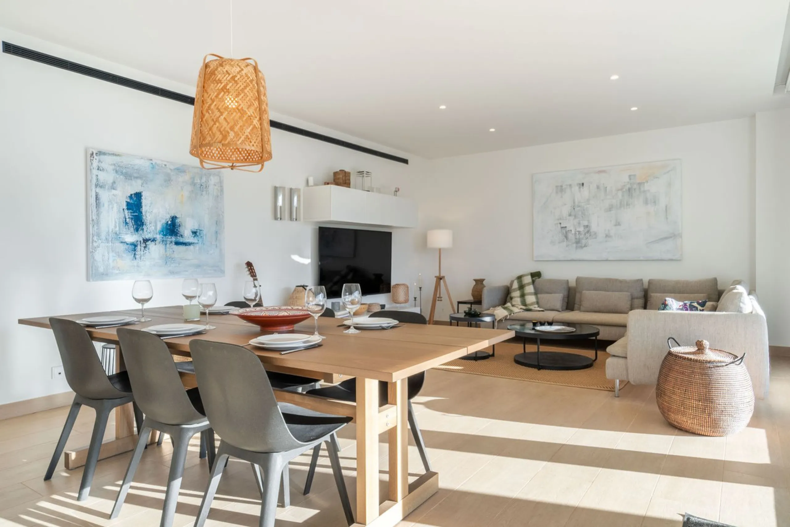 Step into a new standard of modern living in Higuerón, where design, technology and Mediterranean comfort come together in a beautifully finished apartment that feels both refined and effortlessly welcoming. Recently completed and ready to move into, this