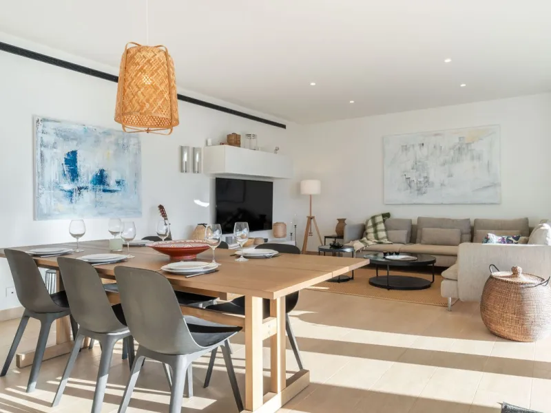 Step into a new standard of modern living in Higuerón, where design, technology and Mediterranean comfort come together in a beautifully finished apartment that feels both refined and effortlessly welcoming. Recently completed and ready to move into, this