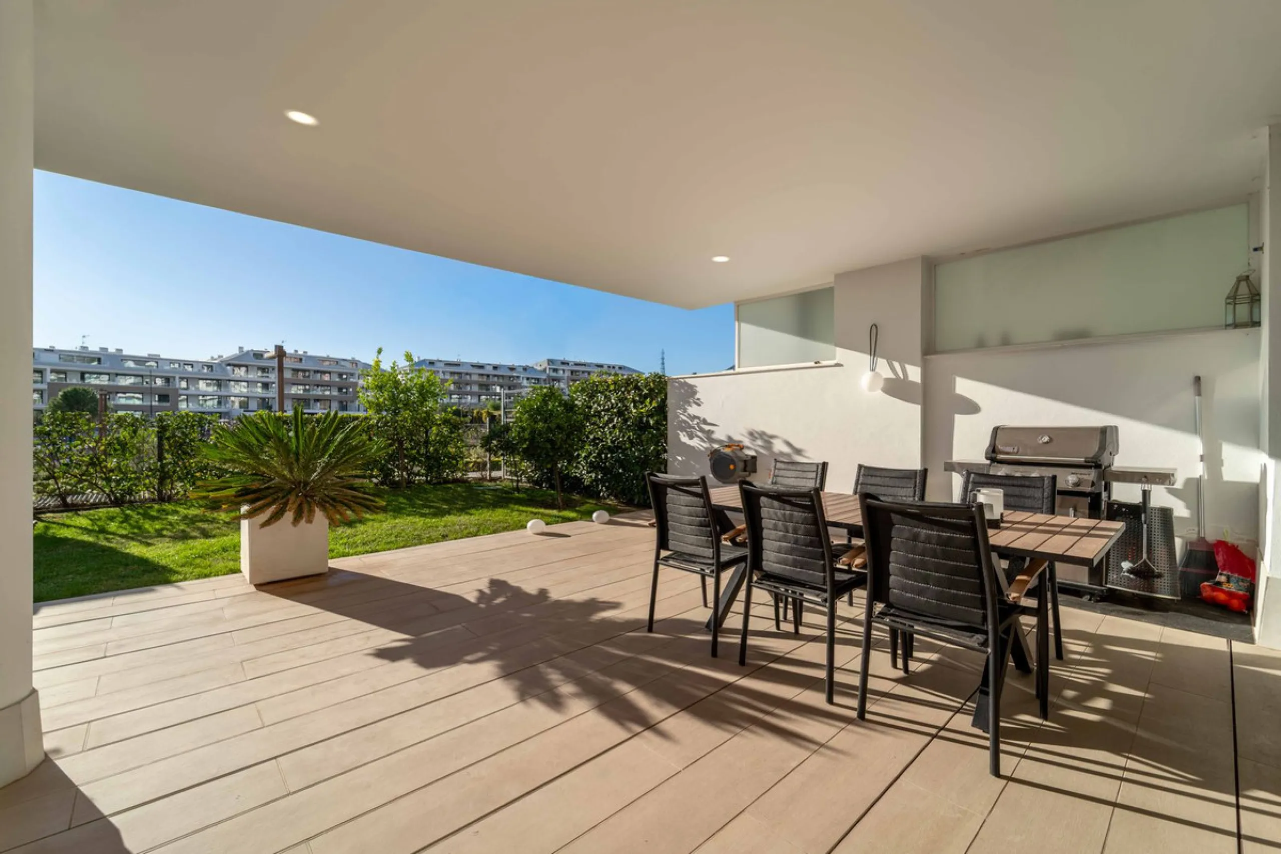 Step into a new standard of modern living in Higuerón, where design, technology and Mediterranean comfort come together in a beautifully finished apartment that feels both refined and effortlessly welcoming. Recently completed and ready to move into, this
