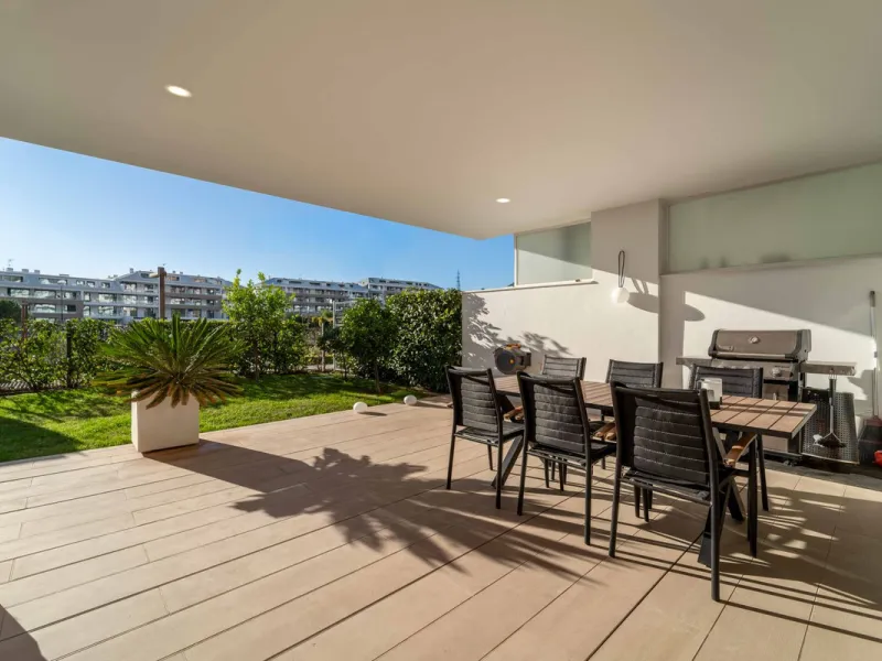 Step into a new standard of modern living in Higuerón, where design, technology and Mediterranean comfort come together in a beautifully finished apartment that feels both refined and effortlessly welcoming. Recently completed and ready to move into, this
