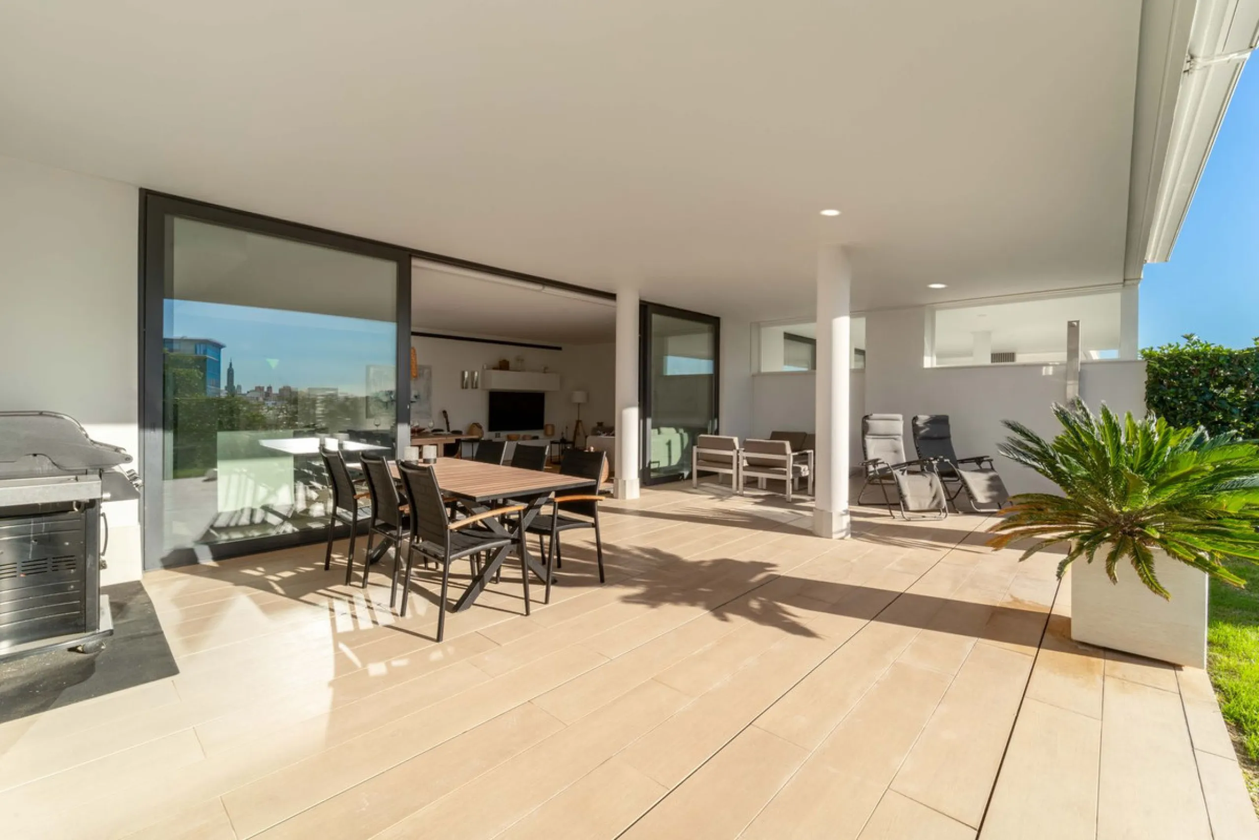 Step into a new standard of modern living in Higuerón, where design, technology and Mediterranean comfort come together in a beautifully finished apartment that feels both refined and effortlessly welcoming. Recently completed and ready to move into, this