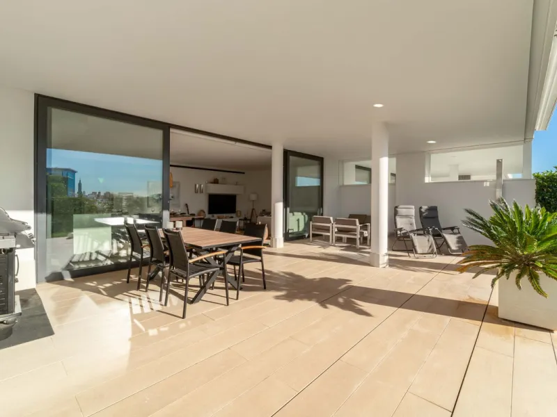 Step into a new standard of modern living in Higuerón, where design, technology and Mediterranean comfort come together in a beautifully finished apartment that feels both refined and effortlessly welcoming. Recently completed and ready to move into, this