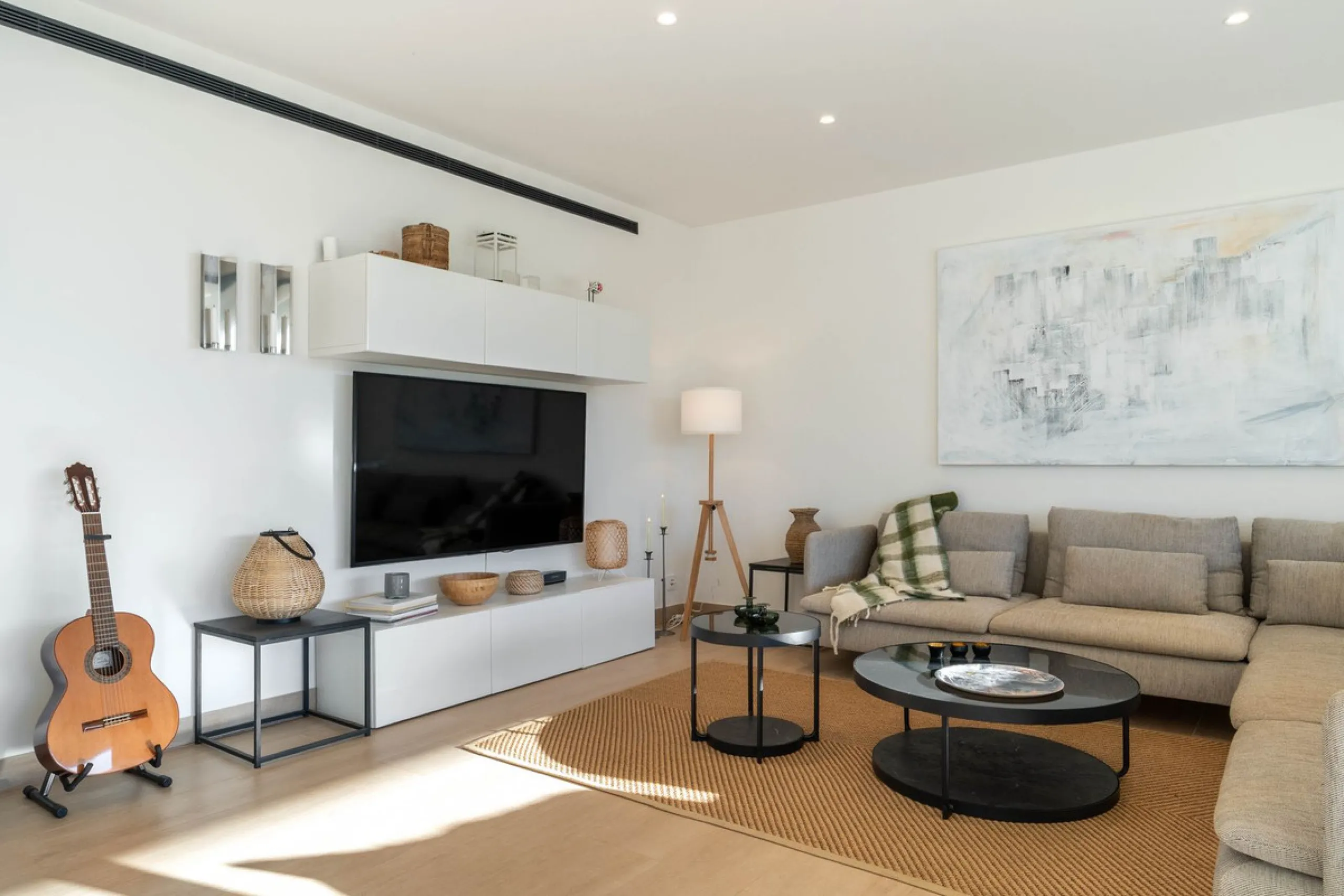 Step into a new standard of modern living in Higuerón, where design, technology and Mediterranean comfort come together in a beautifully finished apartment that feels both refined and effortlessly welcoming. Recently completed and ready to move into, this