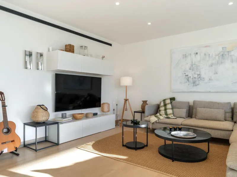 Step into a new standard of modern living in Higuerón, where design, technology and Mediterranean comfort come together in a beautifully finished apartment that feels both refined and effortlessly welcoming. Recently completed and ready to move into, this