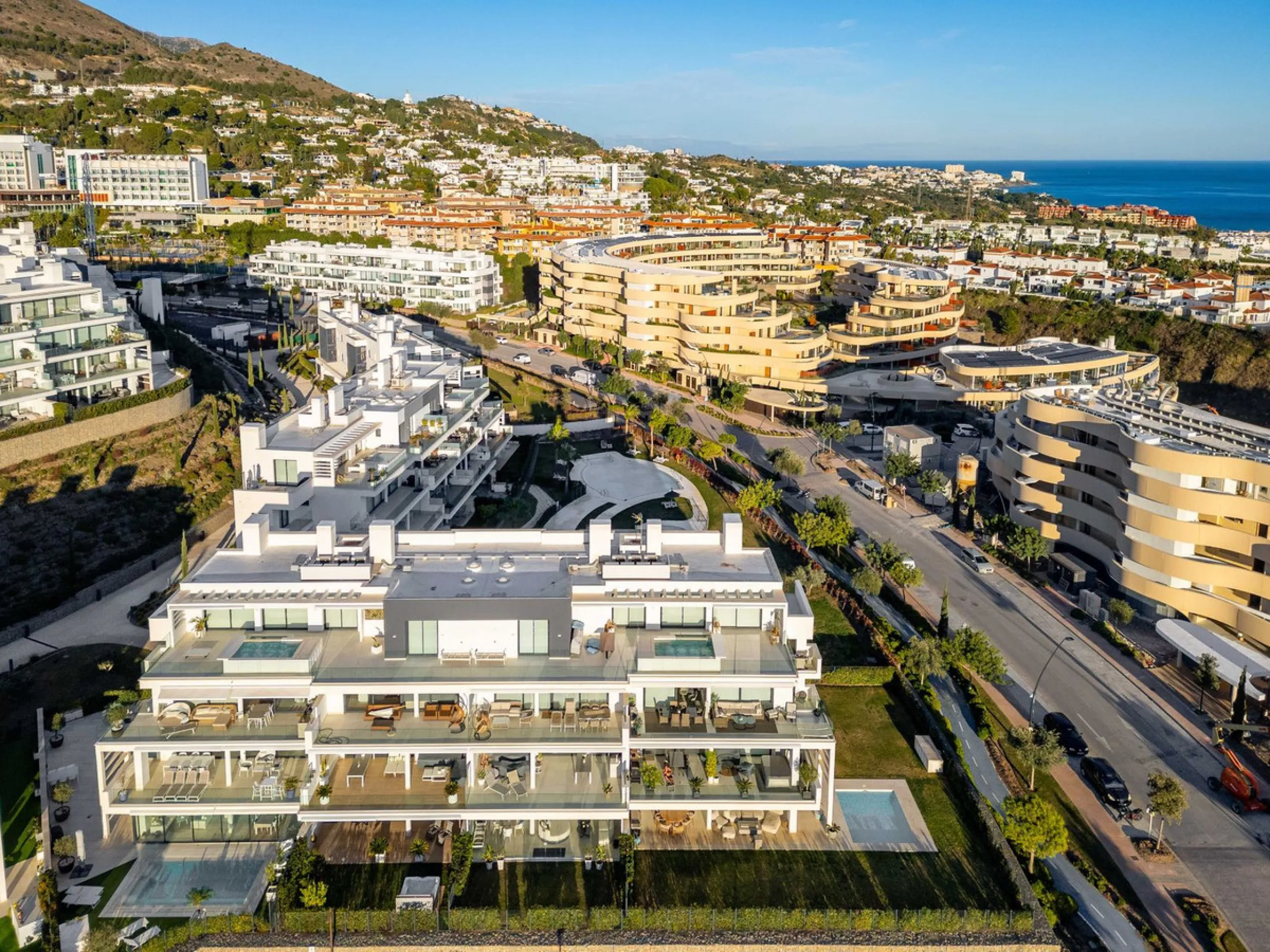 Step into a new standard of modern living in Higuerón, where design, technology and Mediterranean comfort come together in a beautifully finished apartment that feels both refined and effortlessly welcoming. Recently completed and ready to move into, this