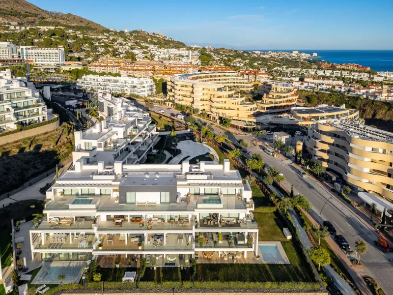 Step into a new standard of modern living in Higuerón, where design, technology and Mediterranean comfort come together in a beautifully finished apartment that feels both refined and effortlessly welcoming. Recently completed and ready to move into, this