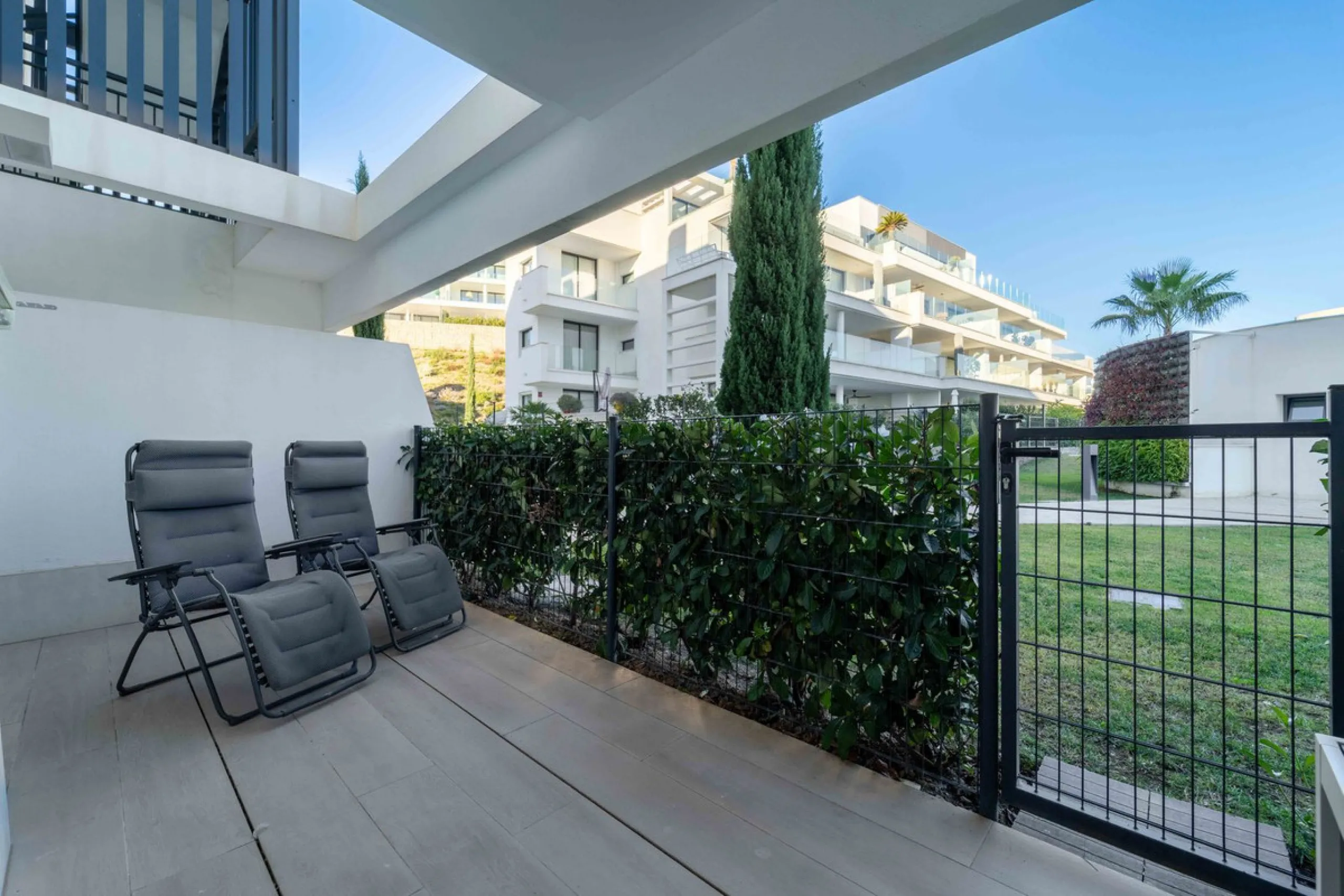 Step into a new standard of modern living in Higuerón, where design, technology and Mediterranean comfort come together in a beautifully finished apartment that feels both refined and effortlessly welcoming. Recently completed and ready to move into, this