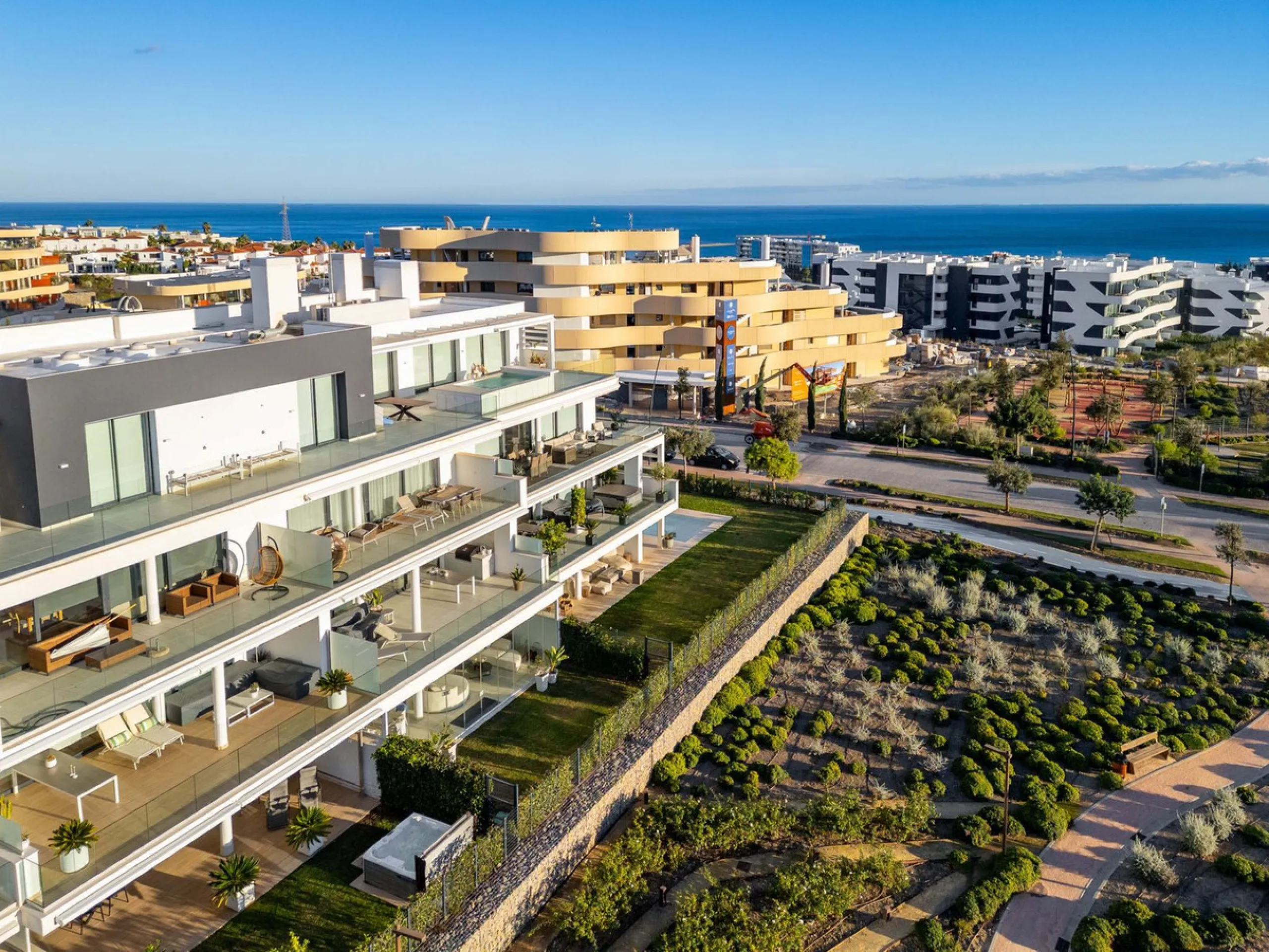 Step into a new standard of modern living in Higuerón, where design, technology and Mediterranean comfort come together in a beautifully finished apartment that feels both refined and effortlessly welcoming. Recently completed and ready to move into, this