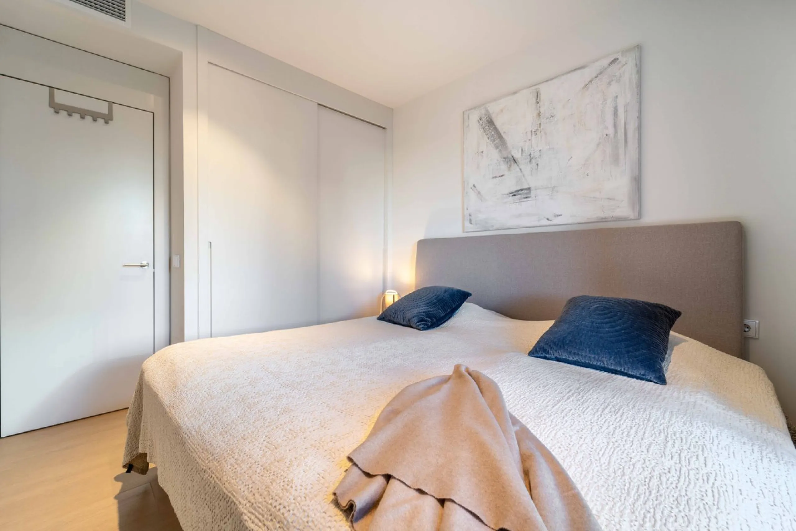 Step into a new standard of modern living in Higuerón, where design, technology and Mediterranean comfort come together in a beautifully finished apartment that feels both refined and effortlessly welcoming. Recently completed and ready to move into, this