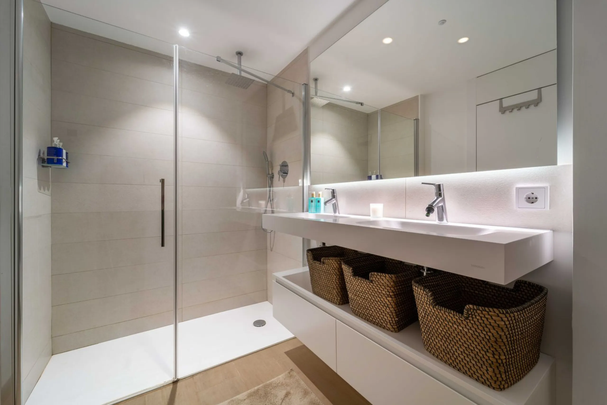 Step into a new standard of modern living in Higuerón, where design, technology and Mediterranean comfort come together in a beautifully finished apartment that feels both refined and effortlessly welcoming. Recently completed and ready to move into, this