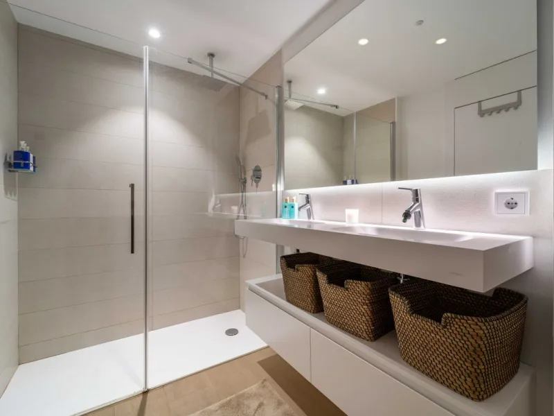 Step into a new standard of modern living in Higuerón, where design, technology and Mediterranean comfort come together in a beautifully finished apartment that feels both refined and effortlessly welcoming. Recently completed and ready to move into, this