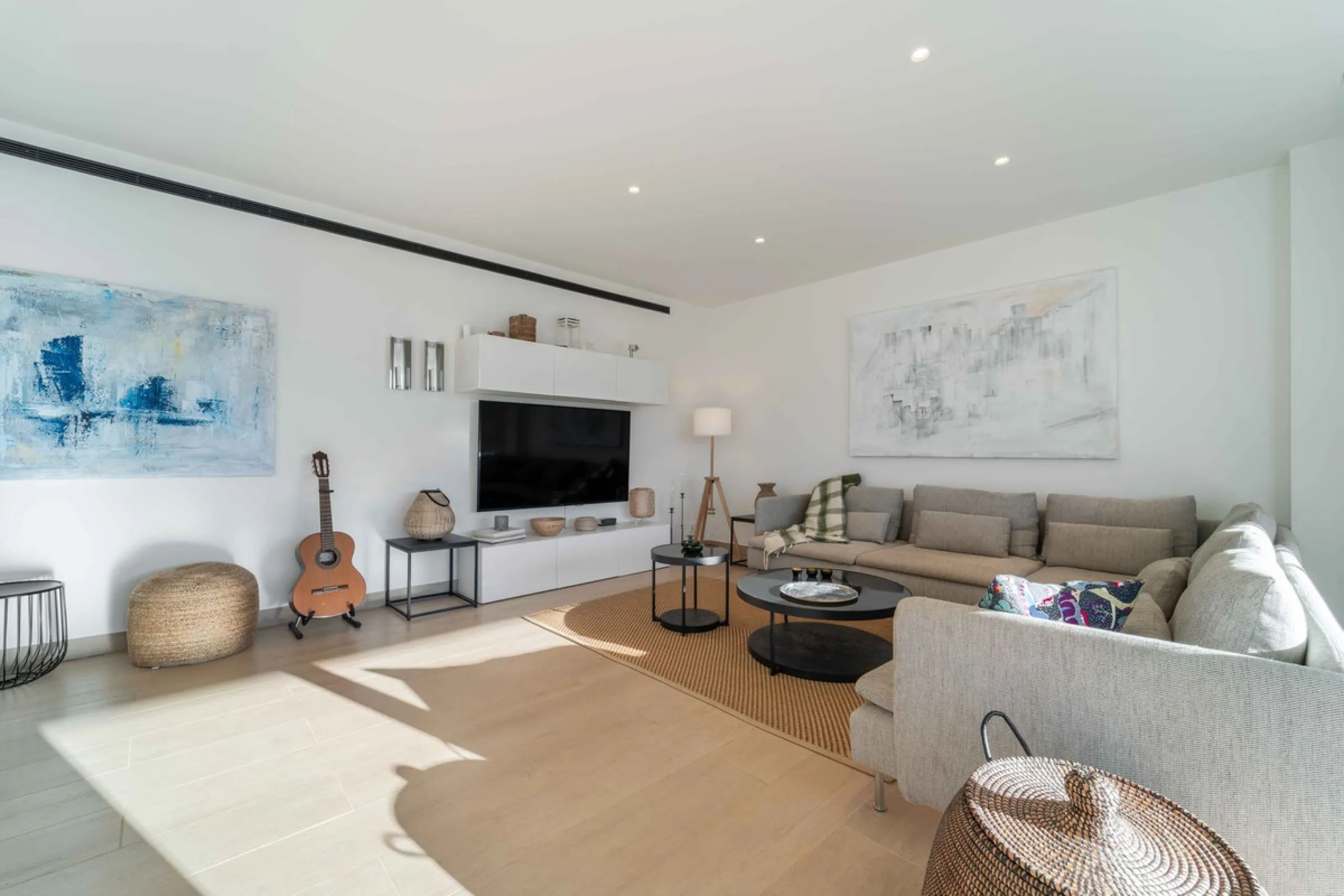 Step into a new standard of modern living in Higuerón, where design, technology and Mediterranean comfort come together in a beautifully finished apartment that feels both refined and effortlessly welcoming. Recently completed and ready to move into, this