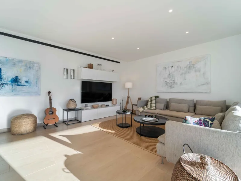 Step into a new standard of modern living in Higuerón, where design, technology and Mediterranean comfort come together in a beautifully finished apartment that feels both refined and effortlessly welcoming. Recently completed and ready to move into, this