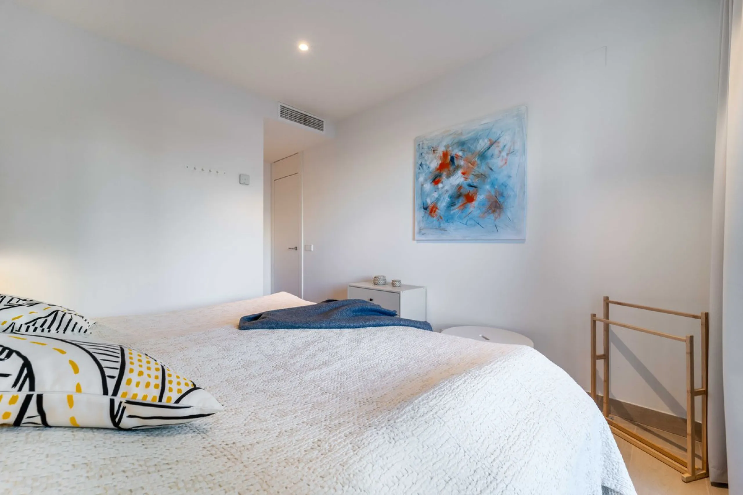 Step into a new standard of modern living in Higuerón, where design, technology and Mediterranean comfort come together in a beautifully finished apartment that feels both refined and effortlessly welcoming. Recently completed and ready to move into, this