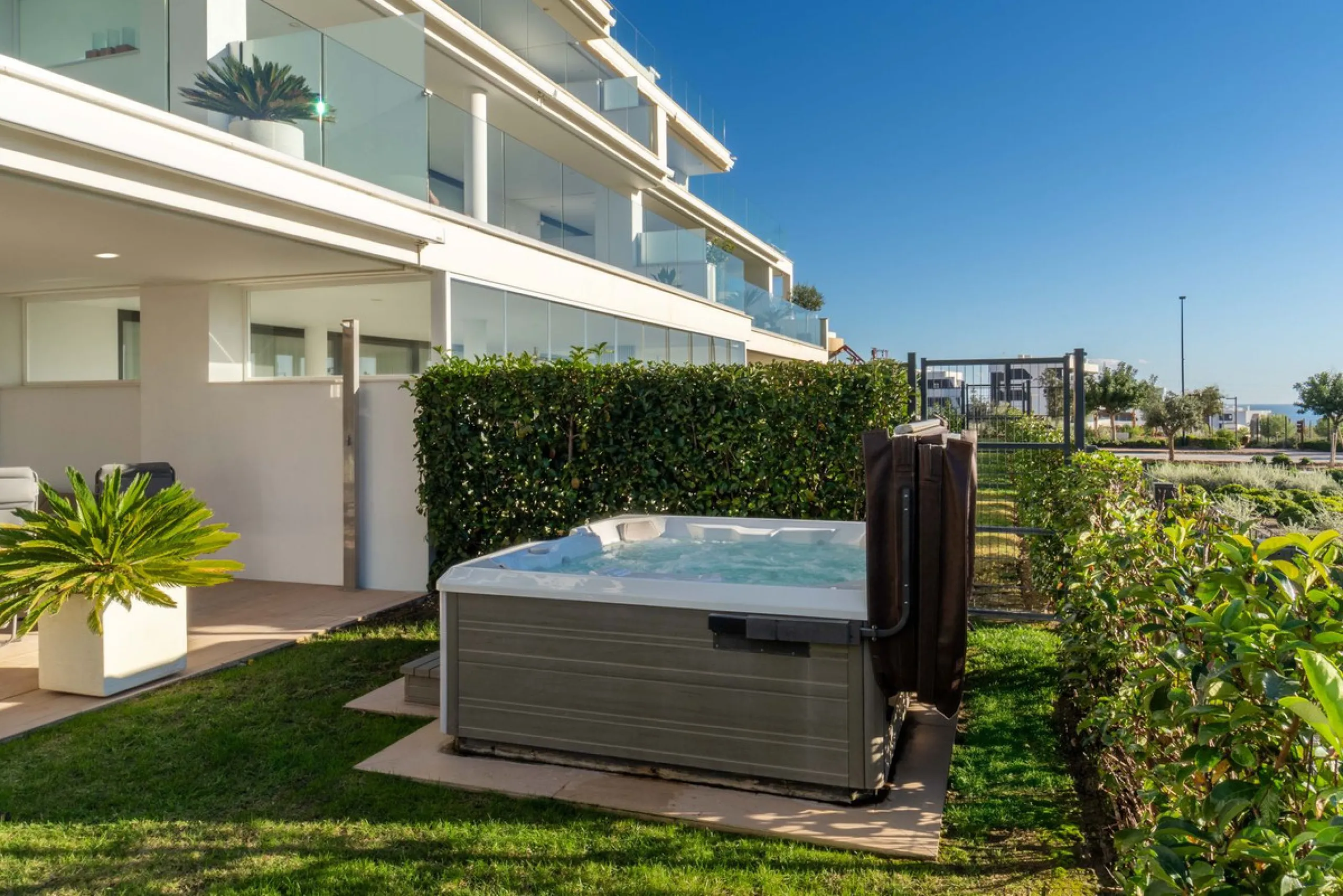 Step into a new standard of modern living in Higuerón, where design, technology and Mediterranean comfort come together in a beautifully finished apartment that feels both refined and effortlessly welcoming. Recently completed and ready to move into, this