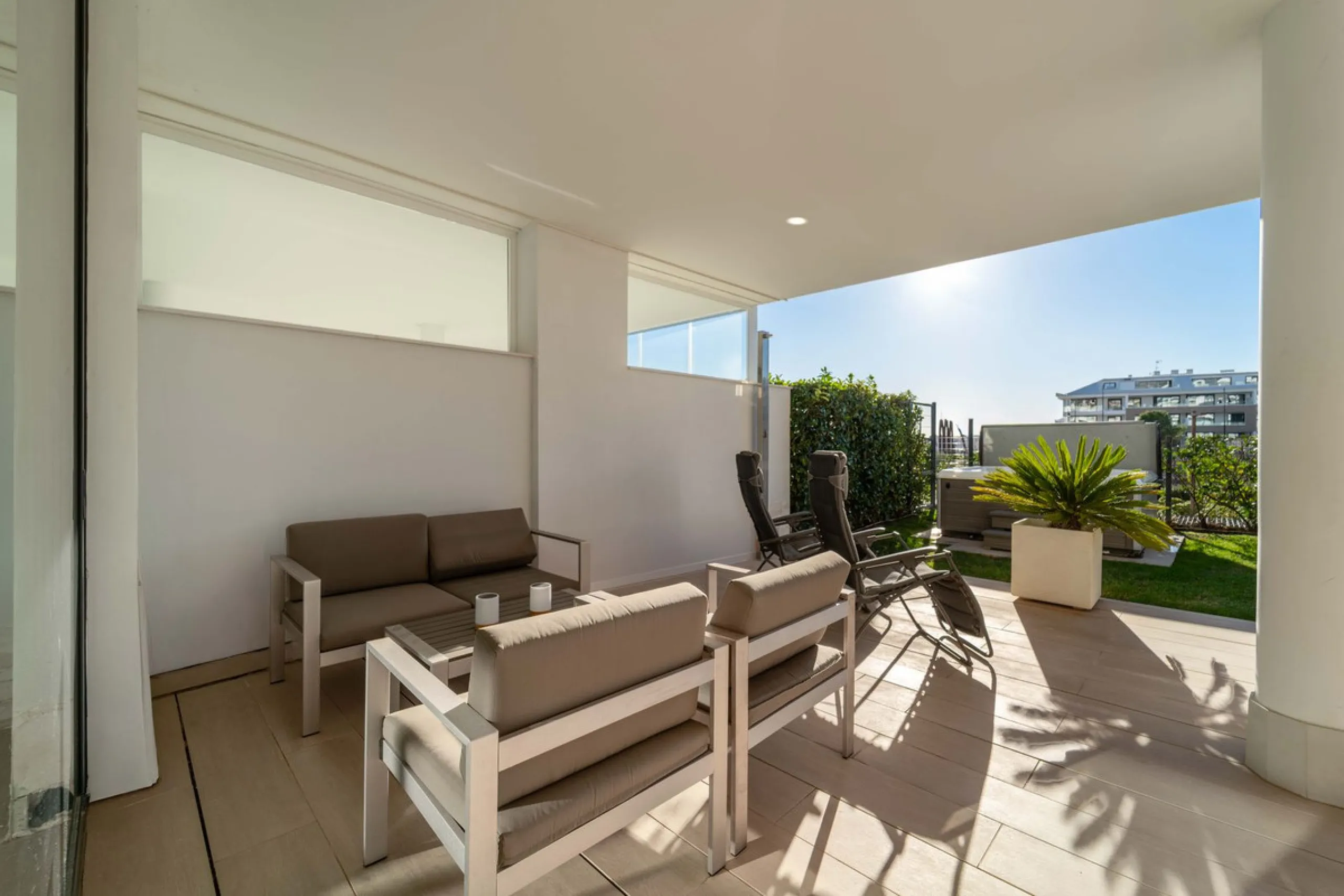 Step into a new standard of modern living in Higuerón, where design, technology and Mediterranean comfort come together in a beautifully finished apartment that feels both refined and effortlessly welcoming. Recently completed and ready to move into, this