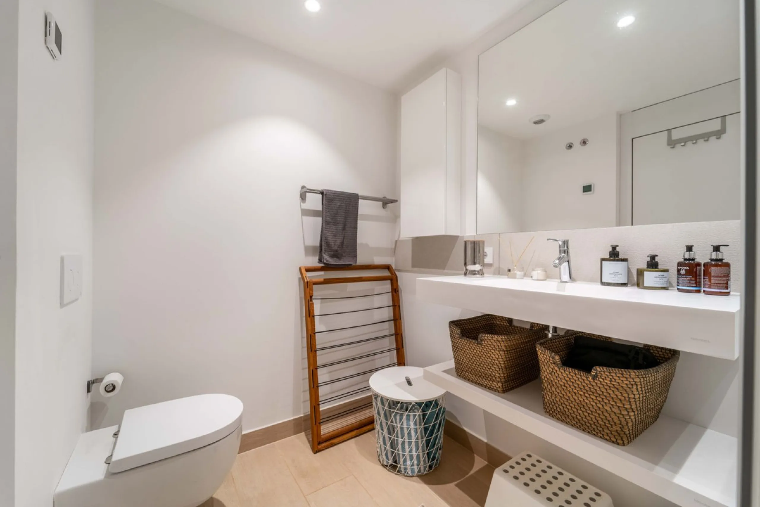 Step into a new standard of modern living in Higuerón, where design, technology and Mediterranean comfort come together in a beautifully finished apartment that feels both refined and effortlessly welcoming. Recently completed and ready to move into, this