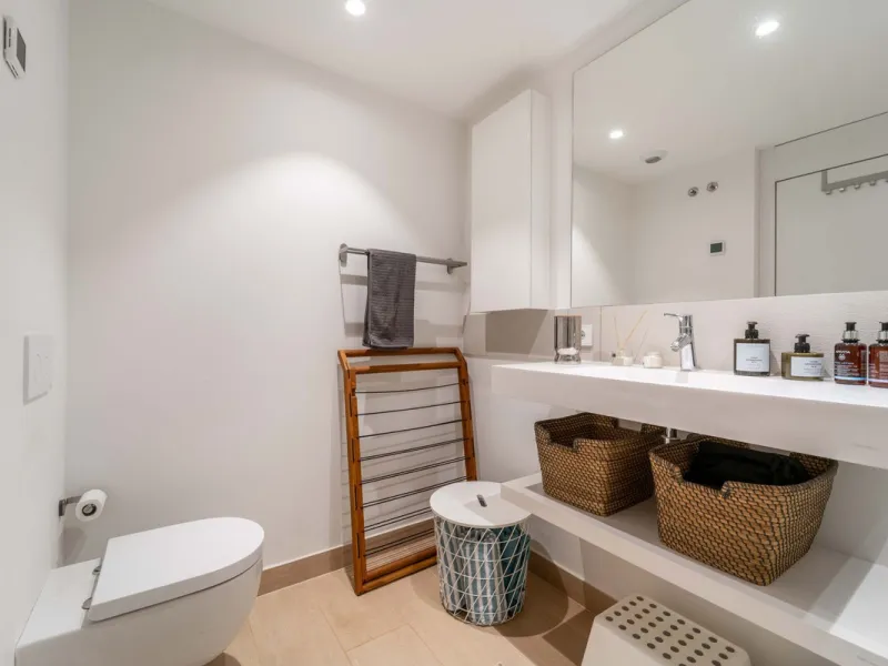 Step into a new standard of modern living in Higuerón, where design, technology and Mediterranean comfort come together in a beautifully finished apartment that feels both refined and effortlessly welcoming. Recently completed and ready to move into, this