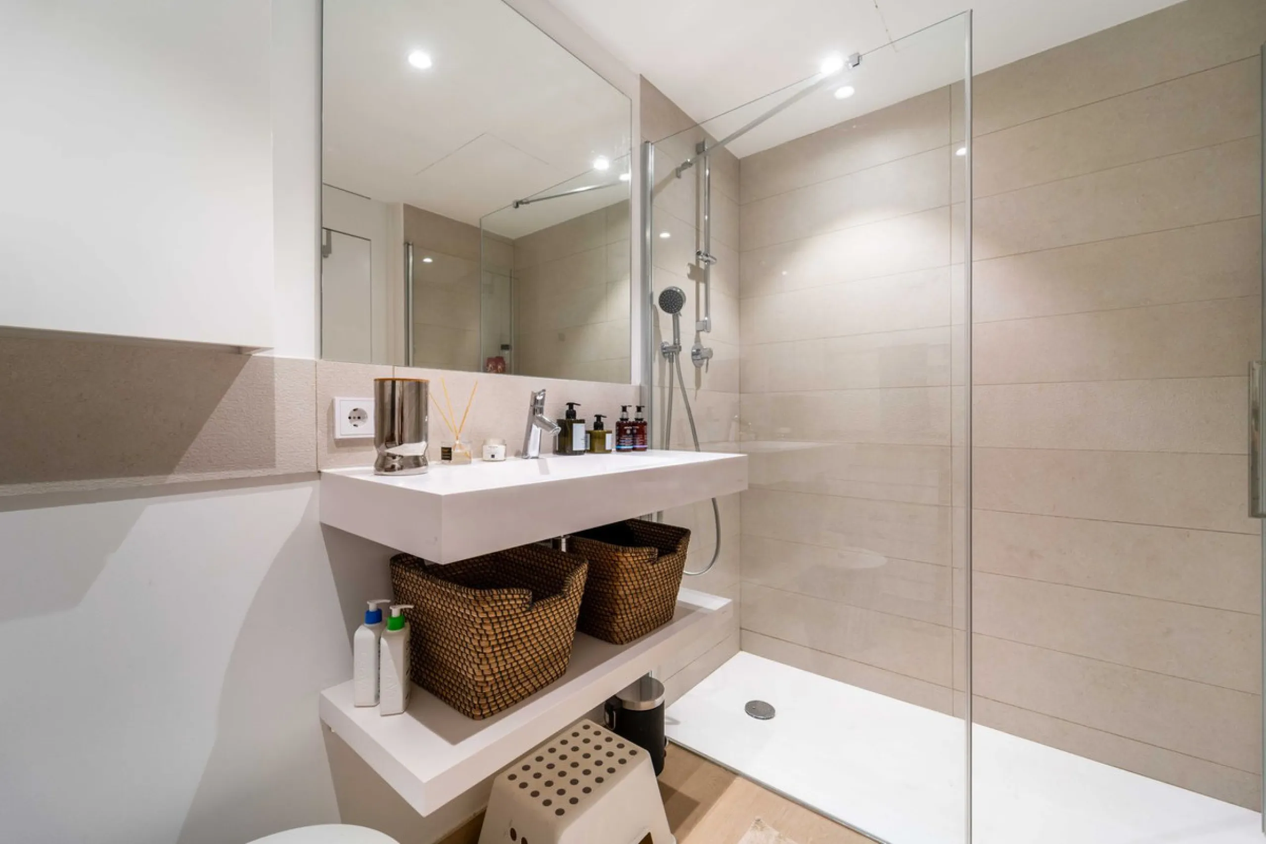 Step into a new standard of modern living in Higuerón, where design, technology and Mediterranean comfort come together in a beautifully finished apartment that feels both refined and effortlessly welcoming. Recently completed and ready to move into, this