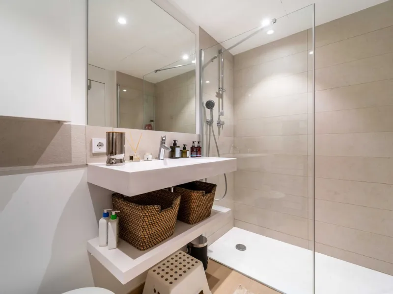 Step into a new standard of modern living in Higuerón, where design, technology and Mediterranean comfort come together in a beautifully finished apartment that feels both refined and effortlessly welcoming. Recently completed and ready to move into, this